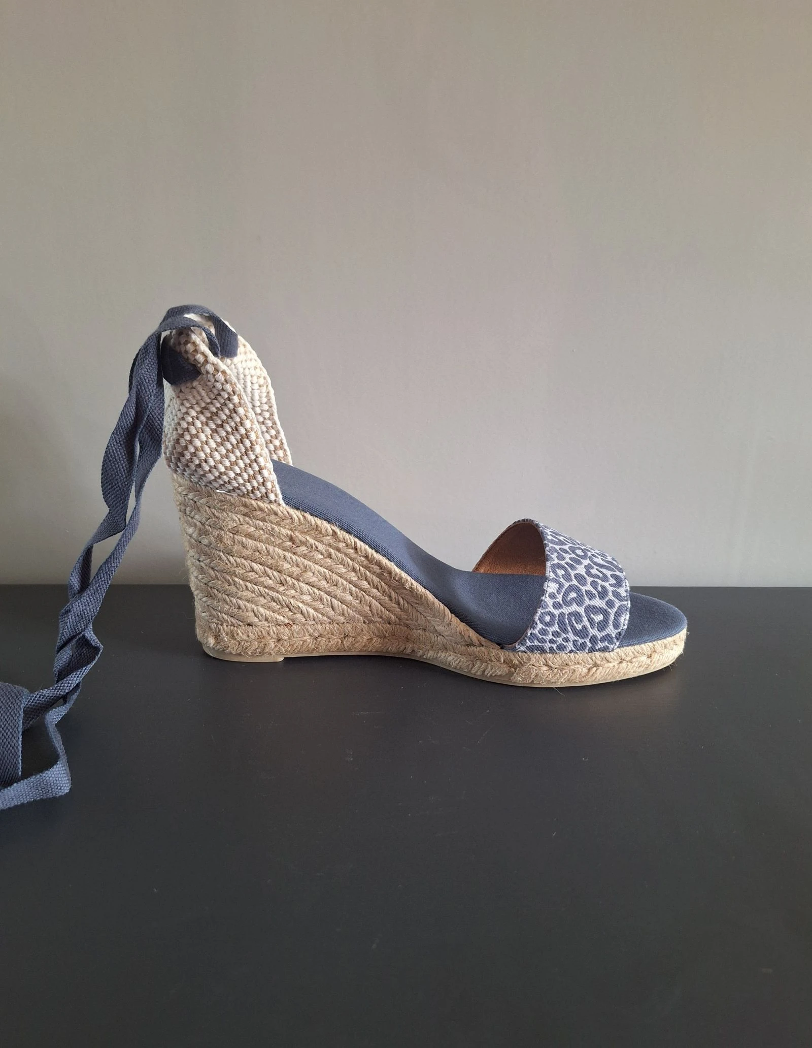 Espadrilles à talon compensé avec imprimé panthère bleue Castañer taille 41 – photo 3